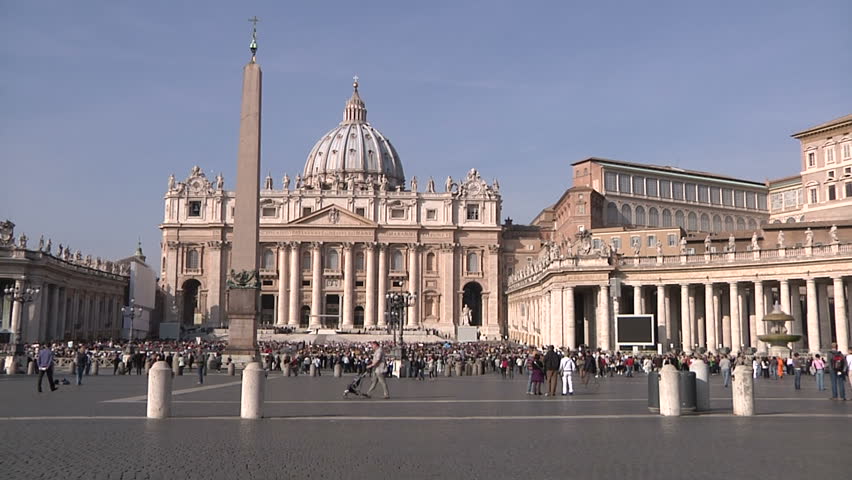 Crowd waiting for the Pope in front of the Papal Basilica of Saint Peter