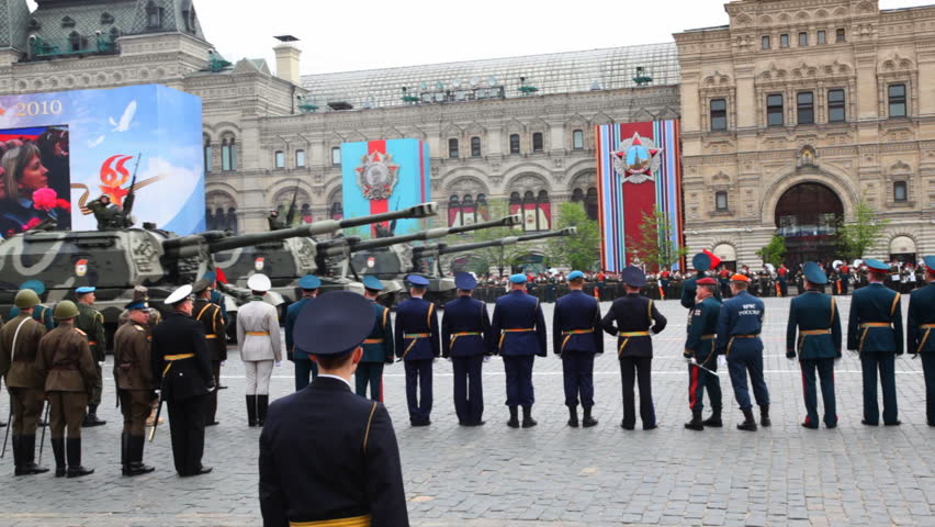 MOSCOW - MAY 6: Column of self-propelled artillery unit (SAU) MSTA-S (2S19, M1990) in rehearsal of parade of Great Patriotic War victory on Red Square on May 6, 2010 in Moscow, Russia.
