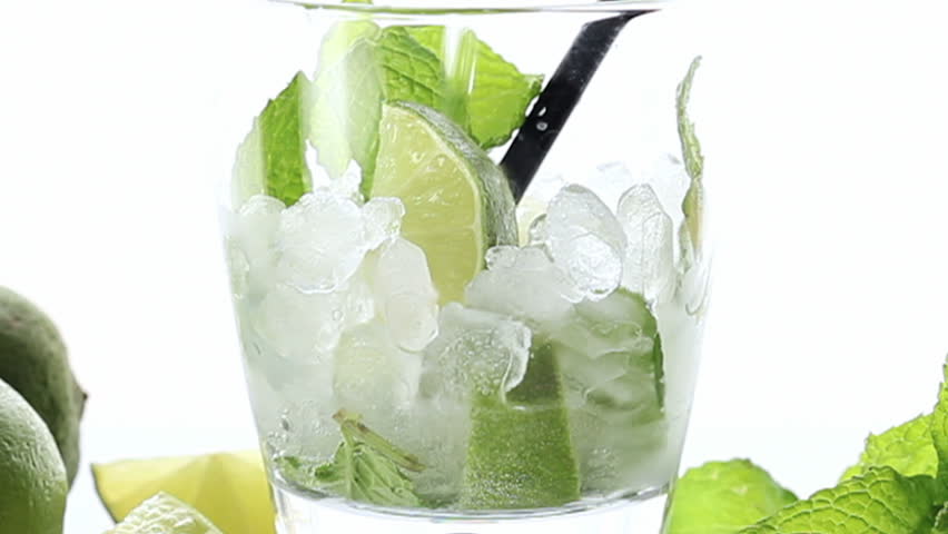 zooming out pouring soda in mojito
