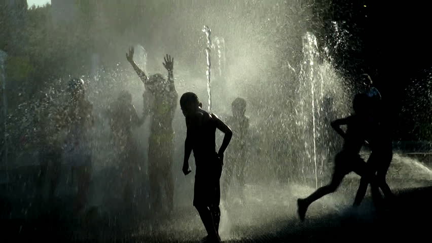 Children bathe in the fountain