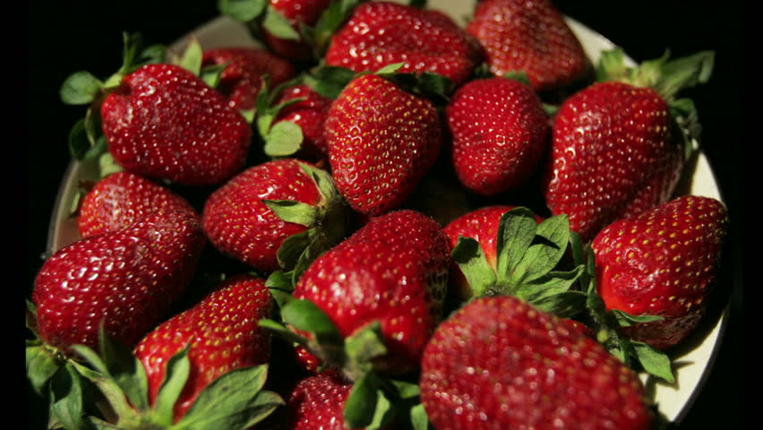 Strawberries decompose in a bowl.