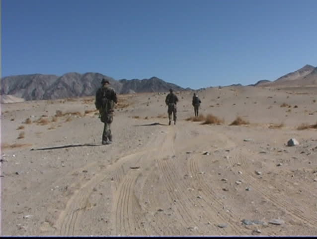 US Marines train for desert combat