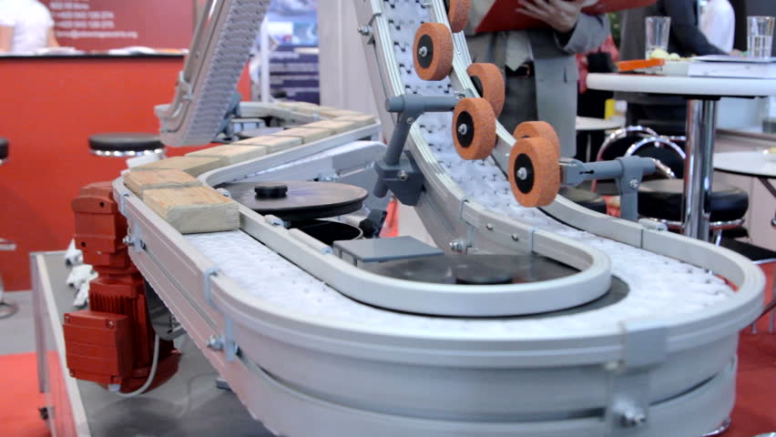 Conveyer belt with wood packages