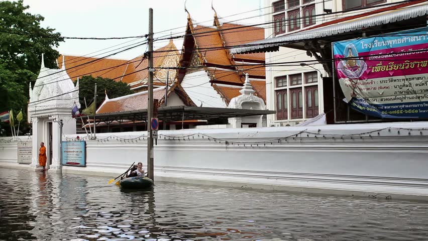 BANGKOK - 30 OCTOBER 2011: Street under flood near Chao Phraya River
