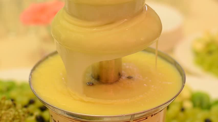 Fondue fountain with white chocolate