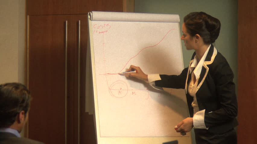 MEDIUM SHOT OF A BUSINESSWOMAN GIVING A PRESENTATION