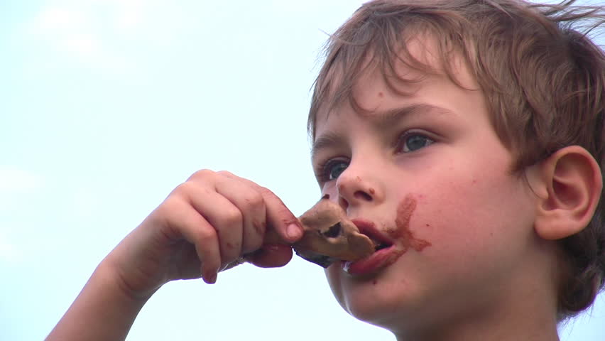 boy with icecream 