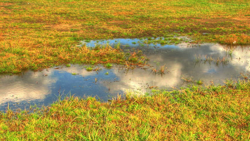 Clouds reflexions in water : time lapse