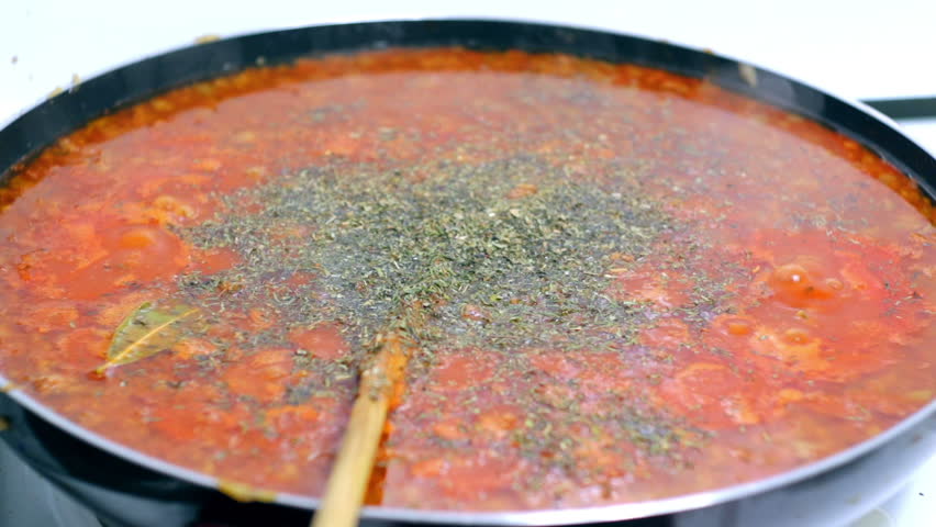 Super 35mm camera - preparing minced meat gravy sauce on a Teflon pan