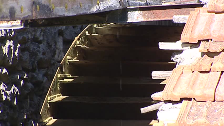 Rotating water wheel seen from backside.