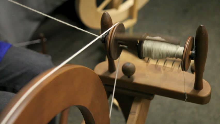 Hand spinning wool to yarn