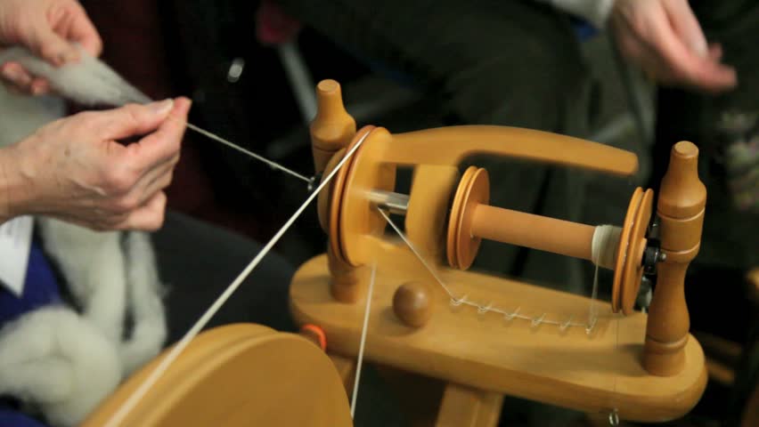 Hand spinning wool to yarn