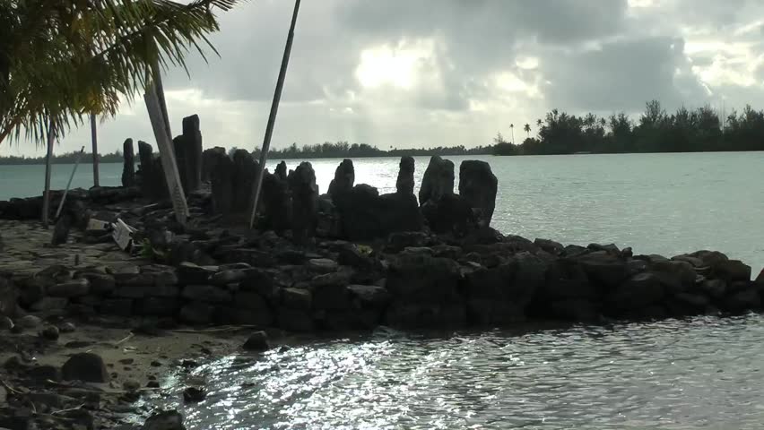 On the shore of Lake Maeva are marae Manunu and Matairea, Huanine's original marae (temple). 
