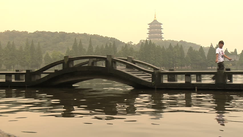 HANG ZHOU - MAY 22: Tourists  visit Xi Hu Lake on May 22, 2009 in Hang Zhou, China.