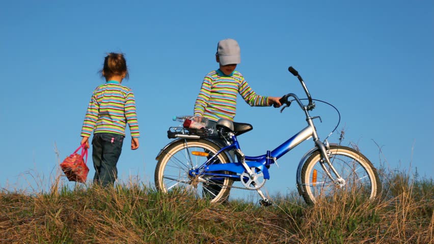 Boy and girl on the picnic, saying bay-bay and going their own ways 