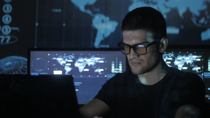 Программист. Стекло программист. Программист нерд. Отражение кода в очках. Профессия it специалист.