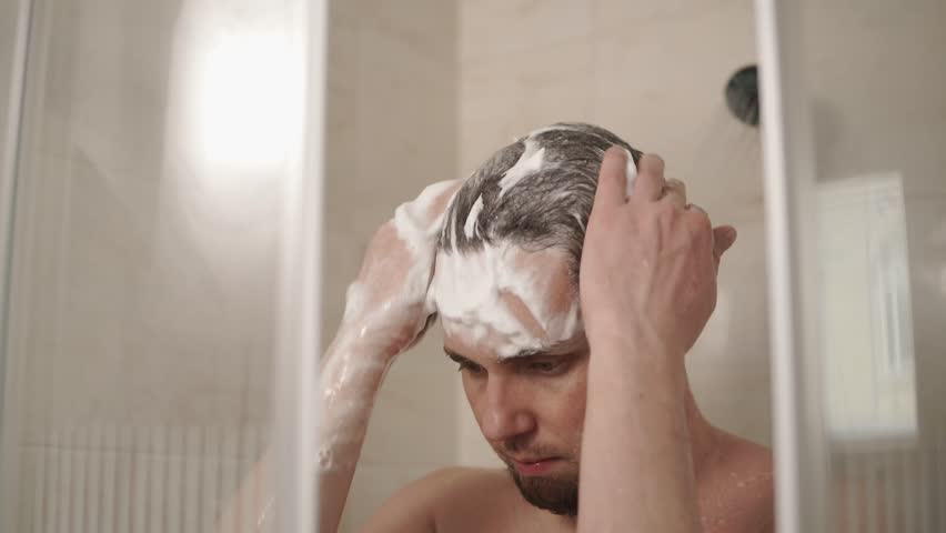 video-parni-moyutsya