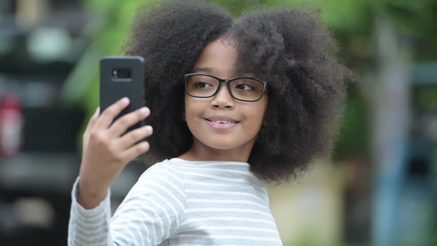 4k00 09young Cute African Girl With Afro Hair Taking Selfie In The