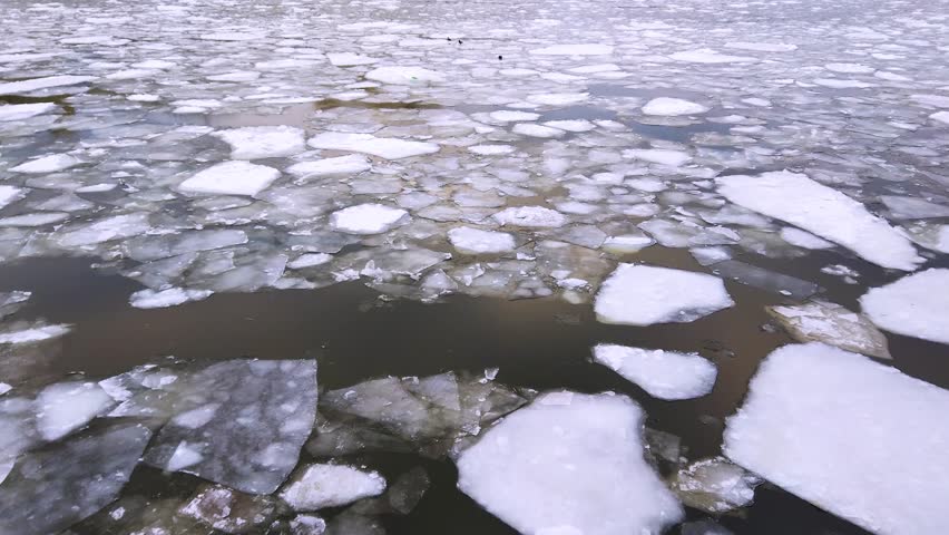 Трещина река. Таяние льда на реке. Весенний лед на реке. Треснувший лед на реке. Потрескавшийся лёд на реке.