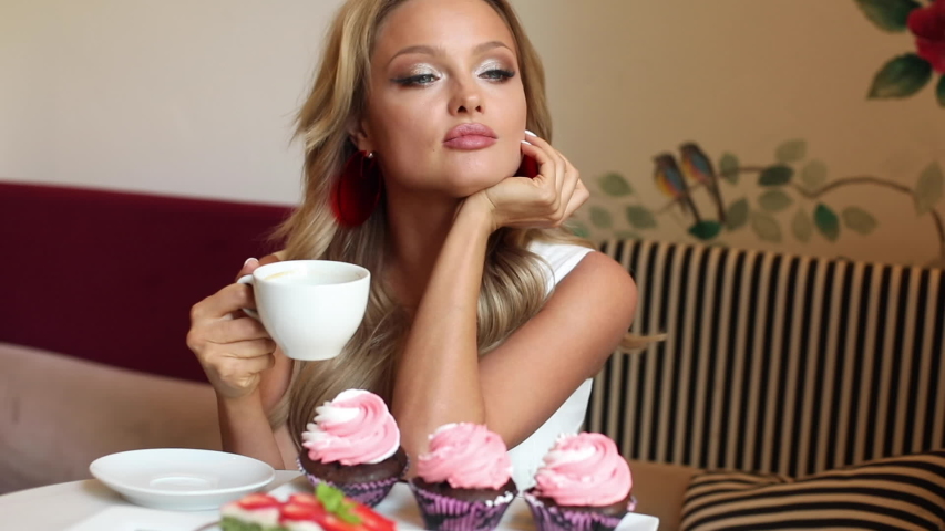 Кофе леди. Фото секретари кофе леди. Кто такая кофе леди. Elegant mature women eating Macarons and drinking Coffee.