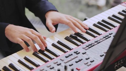 Музыкально-компьютерные технологии в образовании. Фортепиано для детей. Мужские руки на клавиатуре. Электропианино в интерьере. Keyboard player.