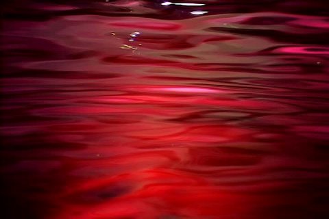 Красная вода видео. Красная вода. Бордовая вода. Вода с красным оттенком. Красный фон вода.