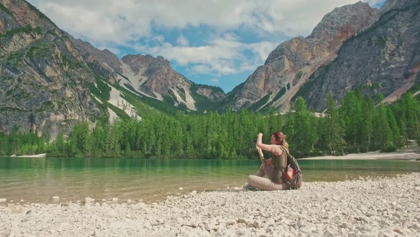 Голая туристка в горах у озера