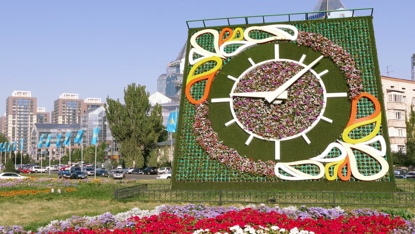 Часы астана сейчас. Цветочные часы в Казахстане. Цветочные часы Астана. Цветочные часы в Казахстане Алматы. Цветочные городские часы.