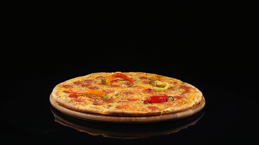 Пицца на черном фоне фото