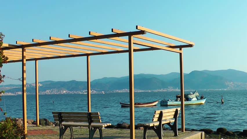 Это одиночество. Горы из дерева. Sat places. Man in room. Человек расслабляется.