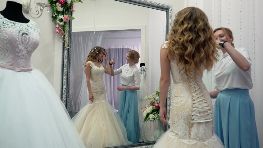 4k00 10the Consultant Helped The Future Bride To Choose Wedding