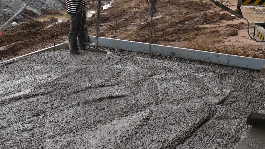 Hd00 17man Plasterer Concrete Working At Floor Of Home