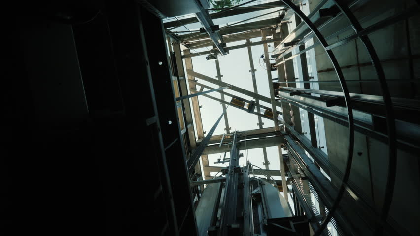 Лифт спускающий в шахту 5. Старый лифт на картинке. silo gallery of the elevator.