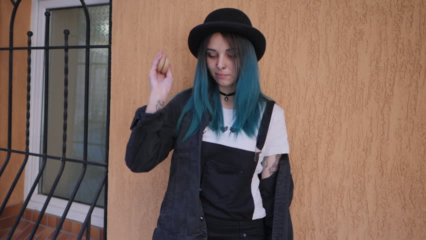 Slow Motion Emo Girl Playing Video De Stock Totalmente Libre De