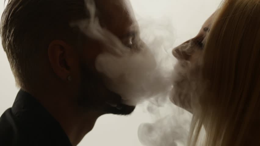 Фото с дымом изо рта девушки от вайпа