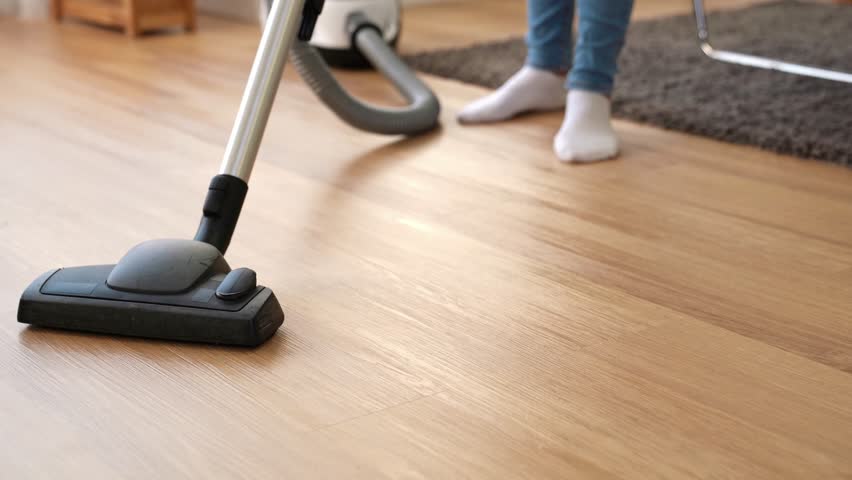 4k00 22woman Use Vacuum Cleaner To Cleaning The Floor In Living