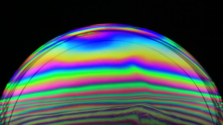 Какое явление объясняет окраску мыльных пузырей. Радужная окраска мыльных пузырей. Мыльный пузырь радужные полосы. Мыльные радужную окраску. Радужная окраска мыльных пузырей обусловлена.