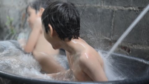 reinado Tarjeta postal Almuerzo Little Asian Sibling Boy Playing Water Stock Footage Video (100%  Royalty-free) 9434363 | Shutterstock